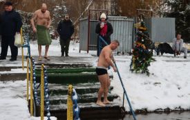 Тернополяни занурюються у крижану воду на Водохреща: шукайте себе та знайомих на фото!