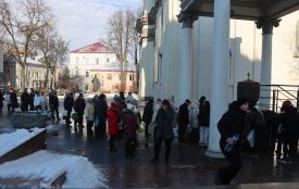 Десятки людей в чергах біля храмів: як тернополяни на Водохреща набирали освячену воду