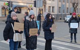 Із прапором та плакатами згадали полеглих у війні воїнів та цивільних під час акції «Вшануй»