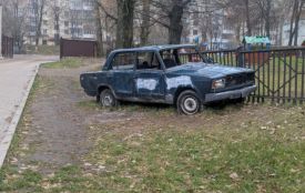 Шукають власника авто, яке покинули біля школи на бульварі Данила Галицького