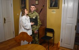 Одружився військовий тернопільської бригади — весільну фотосесію пара провела у музеї