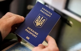 Чоловікам за кордоном почали видавати паспорти України