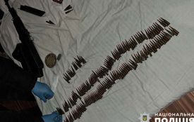 Двоє іноземців на орендованій квартирі в Тернополі зберігали автомат Калашникова