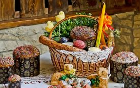Великодній кошик: м'ясні вироби, продуктові набори, прикраси та декор для свята (партнерський проєкт)