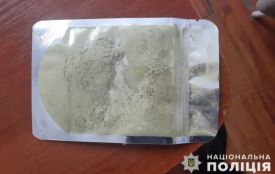 У 15-річної учениці однієї з шкіл Тернополя знайшли пакет з порошком, що схожий на наркотики
