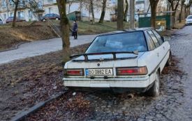 Власників чотирьох покинутих авто просять прибрати їх з вулиць Тернополя