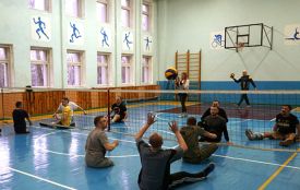 Герої, що не здаються: у Тернополі ветерани й люди з інвалідністю грають у волейбол сидячи