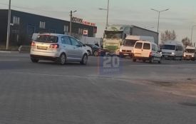 Зіткнулися вантажівка і легковик Toyota. На об’їзній затори