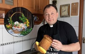 Що класти у кошик і що робити з пасками, які не з'їли, розповідає отець Філюк