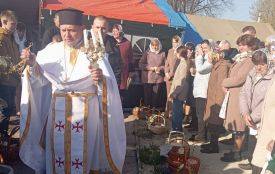 Служать просто неба. У Катеринівці, де місяць тому вщент згорів храм, освятили паски