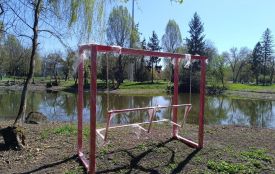 У парку Сопільче встановлюють нові гойдалки
