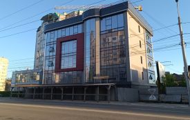 Довгобуд на Бандери, 60. Чому офісна будівля досі не працює