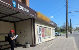 На зупинці громадського транспорту «Дендропарк» демонтують продуктовий магазин