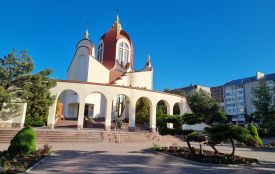 Тернополянка опубліковала унікальні фото будівництва церкви Св. апостола Петра: в памʼять про тата