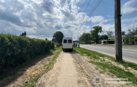 Водій буса на тротуарі збив жінку