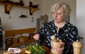 Письменниця з Тернопільщини Наталка Галицька вирощує спаржу на власному городі. Як готувати