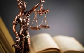 Суд покарав матір водія за спробу підкупу поліцейського і конфіскував гроші
