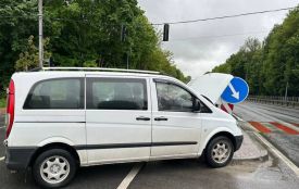 На перехресті Карпенка — Будного Mercedes влетів в дорожний знак