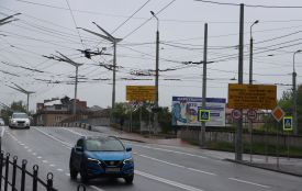 Ями та провалля посеред тротуарів: у якому стані аварійний міст біля Технічного університету
