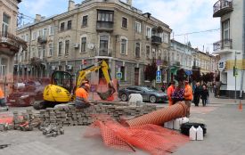 На Чорновола працює спецтехніка, рух ускладнений: що там роблять?