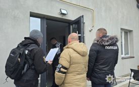 Судитимуть трьох чоловіків, які ввозили в Україну автомобілі, як  допомогу, а потім продавали їх