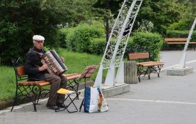 У сквері Чорновола відремонтували та оновили лавки: який вигляд вони мають тепер