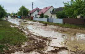 Вивозять тонни намулу та відновлюють дорогу: як в Росохачі ліквідовують наслідки підтоплення