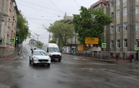Провалля та розбитий тротуар: чи ремонтуватимуть аварійний міст біля технічного університету