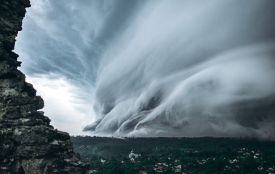 Вражаючий момент перед бурею: фотограф опублікував неймовірні кадри з Кременця