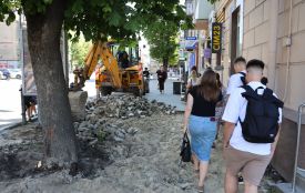 Зрізали огорожу та демонтують бруківку: на Руській ремонтують тротуар