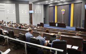 До 100 тисяч і більше: скільки заробляють новопризначений голова облради та заступники