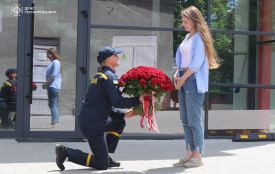 Вона сказала  «Так!»: рятувальник із Тернополя освідчився у пожежній частині