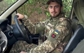 Рятує поранених і вчиться грати на гітарі для коханої