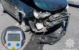 На Петриківському кільці Subaru врізався у відбійник: драгер показав 2,66 проміле
