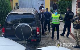 Набої та наркотики виявили правоохоронці Гусятина у місцевого жителя