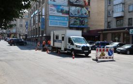 Біля ЦУМу частково обмежили рух: працює аварійна водоканалу