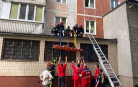 На вулиці Рєпіна дівчина випала з вікна: що відомо