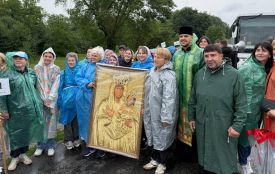 Пішки і під дощем: сотні прочан йдуть у Зарваницю молитися за мир в Україні