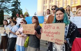 Тернополяни з плакатами протестували проти обмежень повноважень НАБУ та САП
