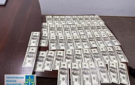 Вимагав 5000 доларів за сприяння у встановленні інвалідності — підозрюють лікаря з Тернополя
