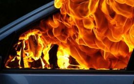 Горить автомобіль на вулиці 15 Квітня