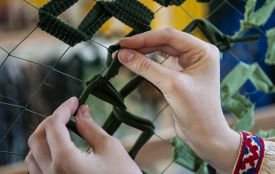 У парку Шевченка плестимуть маскувальні сітки для наших захисників