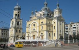 Поблизу Церкви Успіння Пресвятої Богородиці обмежили рух транспорту на час святкового богослужіння