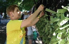 Тернополяни плели сітки, щоб допомогти військовим