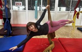 «Літали краще, ніж Wi-Fi на дачі»: тернополянки, яким за 60, опановували повітряну гімнастику