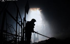 У Мукачеві другу добу триває ліквідація пожежі після російського удару