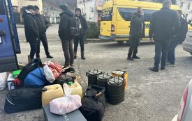 Команда з Кременеччини долучилась до будівництва фортифікацій на Сході України