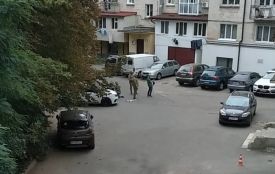 «Кричав та просив подзвонити мамі». Чому на Дружбі люди у формі силоміць затримували чоловіка