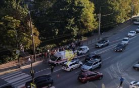 На вулиці Сергія Короля аварія: збили жінку