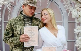 Кохання переможе війну: у Тернополі військовий став на весільний рушник у День захисників